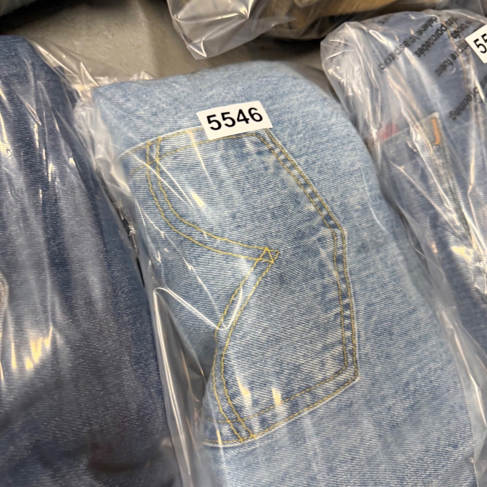Levis 501 Original Fit Mens Light Wash Blue Straight Leg Denim Jeans W42 L32 - Picture 5 of 5
